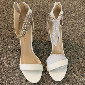 Lulus Mylan white block heel size 8.5